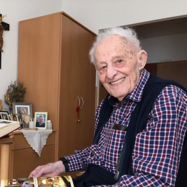 Johann Loidl, 98 Jahre alt, verbringt seinen Lebensabend im Seniorenwohnheim Karl Borromäus der Caritas. 